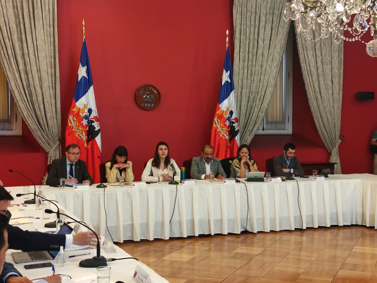 SubseEdSuperior's tweet photo. En el Palacio de La Moneda se desarrolla la 16a sesión del Consejo de Coordinación de @uestatales presidido por @ProfMarcoAvila y con la participación @sadiaz1 @min_ciencia y las subsecretarias @verofigueroah y @cgainza, junto a 18 rectoras y rectores de todo el país. https://t.co/MHyKVcFRbP