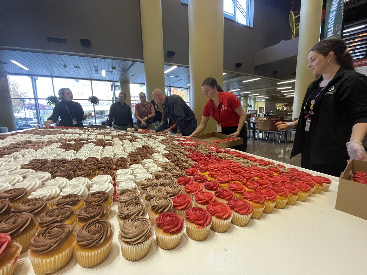 Area_Photog's tweet photo. More than 1000 cupcakes will be given out by The Sett at 7:30pm. In the meantime, they’ll be on display as a familiar face. https://t.co/RNXiyWGkHD @WisconsinUnion #buckybadger #uwhomecoming #news3now https://t.co/CTwir4XDyD