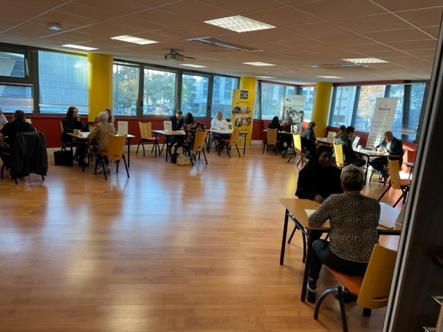 PoleEmploiBFC #tousmobilisés : Job dating organisé avec <a href="/ShopInDijon/">Shop in Dijon</a>, 22 entreprises et partenaires, 70 offres d'emploi et plus de 200 candidats sur la journée dont 45 ont été présélectionnées par les employeurs ! Merci aux équipes de <a href="/ShopInDijon/">Shop in Dijon</a> et de #Dijon Ouest✨