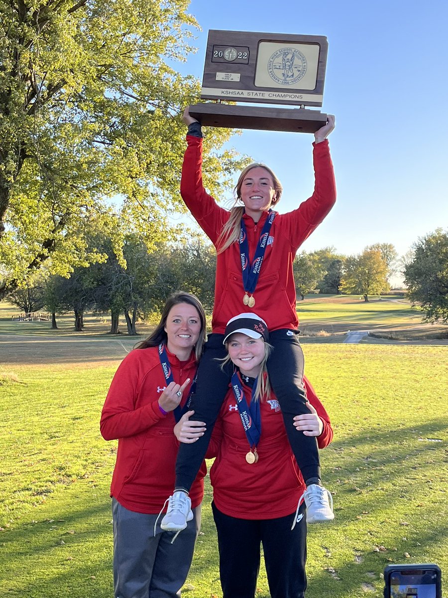 kirbyymckee's tweet photo. BACK2BACK STATE CHAMPS!! So incredibly thankful to of gotten to be a part of this program! We accomplished things many people never get to experience and I couldn’t imagine a better way to go out! I will forever cherish the friendships and memories i’ve made the past 4 years❤️ https://t.co/n9RdFJcyds