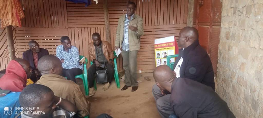 In a bid to break misinformation cycles around #EbolaOutbreakUG, and encourage best practices, @UNICEF is sensitizing community members/stakeholders in high-risk areas. 📷▶ A session with traditional healers/herbalists at Lwebyaayi in West Division in #Mubende.