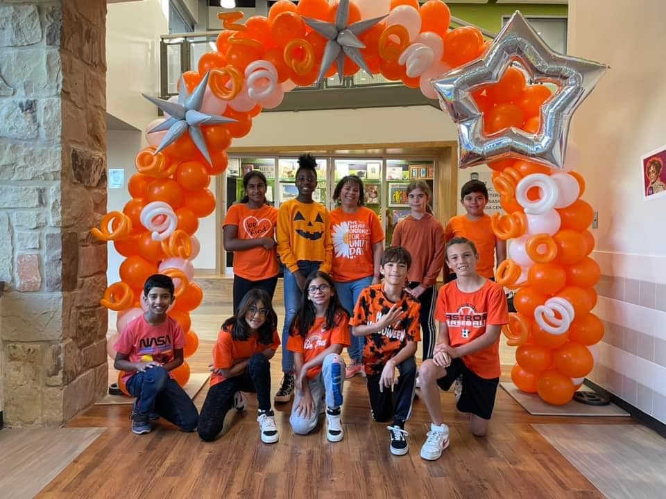 katyisd's tweet image. Katy ISD students and staff showed up and showed OUT in honor of Unity Day! Thank you for wearing your orange to send a visible message that no child should ever experience bullying.🧡 
For more photos, visit: flic.kr/s/aHBqjAbSXF
#UNITYEVERYDAY #UnityDay2022 #KatyCommUNITY