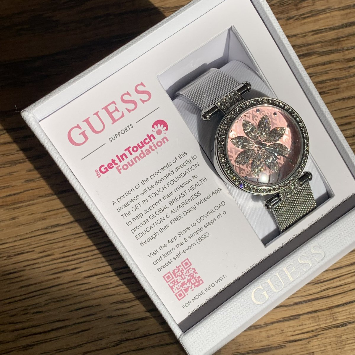 tamjaichunbkk's tweet photo. นาฬิการุ่นใหม่ของ Guess รุ่น Sparkling Pink 💕✨น่ารักมากๆ โดนแดดยิ่งสวย หน้าปัดสีชมพูมีลายดอกไม้ข้างใน เพิ่มดีเทลด้วยกรอบเพชร สายปรับง่าย คนข้อมือเล็กก็ใส่ได้ และเป็นรุ่นที่ผลิตมาเพื่อร่วมฉลองและส่งต่อการสนับสนุนเพื่อการศึกษาเรื่องมะเร็งเต้านมด้วย https://t.co/DLWjIcO050