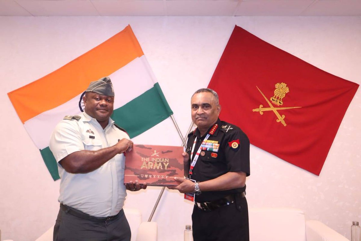 General Manoj Pande #COAS interacted with Lt Col Michael Hollanda, Land Forces Commander, #SeychellesDefenceForce & discussed avenues to further cement ties between the two Armies. #IndianArmy #IndiaSeychellesFriendship #InStrideWithTheFuture