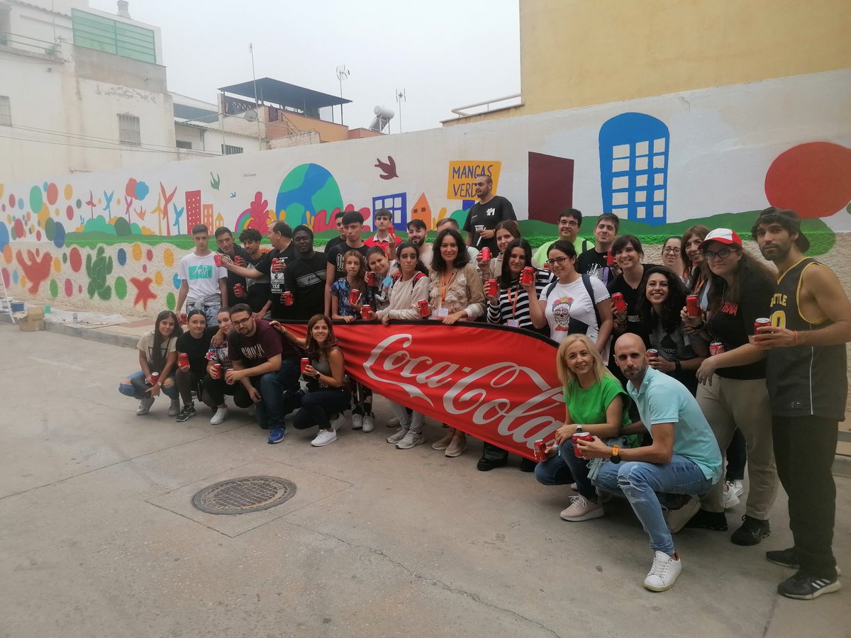ArrabalAID's tweet photo. Compartimos el fruto de #GirandoArte: #GrafitisporlaInclusión con @CocaColaEP_es en #MorningMálaga @avvMangasVerdes @ArrabalAID. Aprendizaje de técnicas y estilos 🎨 que culminan con la realización de un mural en #MangasVerdes, para contribuir al embellecimiento de la barriada. https://t.co/Tv8eJ1EtvG