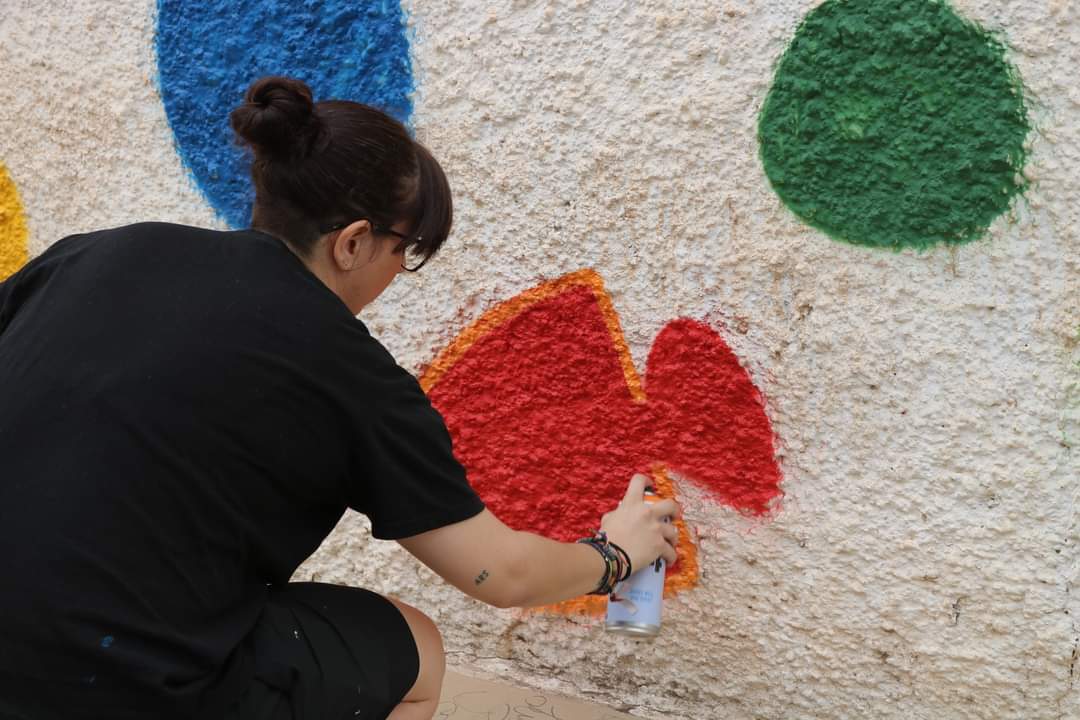 ArrabalAID's tweet photo. Compartimos el fruto de #GirandoArte: #GrafitisporlaInclusión con @CocaColaEP_es en #MorningMálaga @avvMangasVerdes @ArrabalAID. Aprendizaje de técnicas y estilos 🎨 que culminan con la realización de un mural en #MangasVerdes, para contribuir al embellecimiento de la barriada. https://t.co/Tv8eJ1EtvG