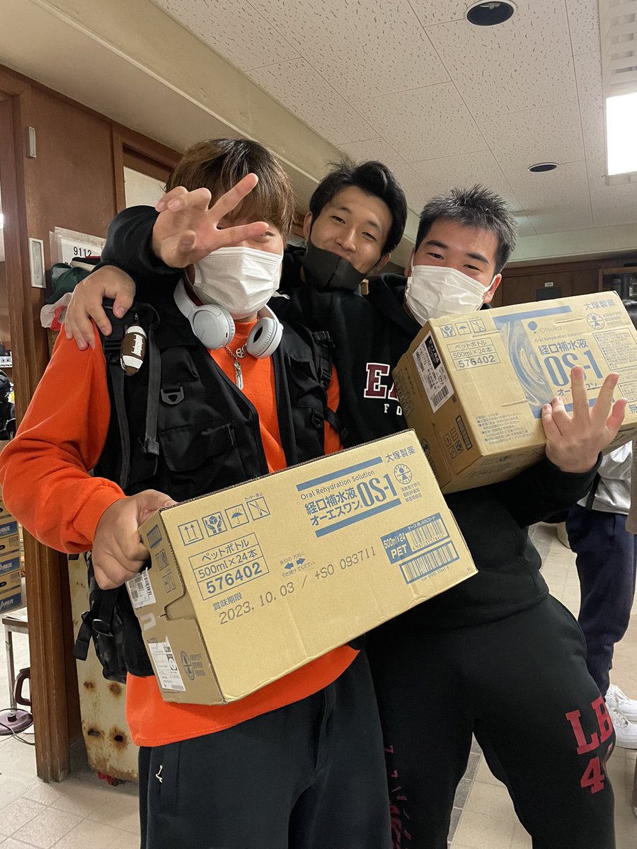 takachihoeagles's tweet photo. 主将 武田典樹のお父様より差し入れをいただきました。
いつもありがとうございます。

#高千穂大学 #アメフト #アメリカンフットボール #kcfa
#footballclub #americanfootball #football #collegedays #college #cfbf #collegefriends #collegeblogger #eaglesnation #footballacademy #collegelife https://t.co/BInpqROp8F