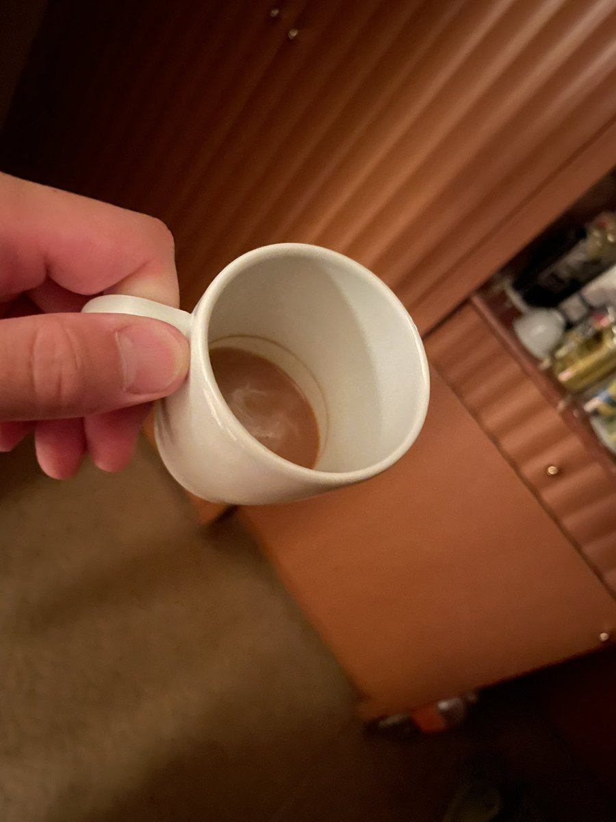 kojibow23's tweet photo. 長期連泊で、朝にほんの少し飲み残したコーヒーが初めてフタを被して残されている。これがSDG s？？

#飲み残してすみません
#小樽グランドパーク
#SDGs ？
#ありえないよね
#新しいコップはなし https://t.co/mILYgSAc2i