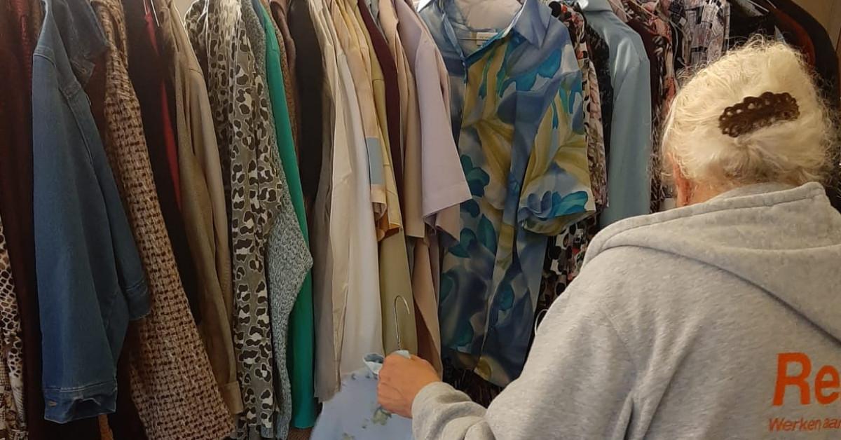 De cliënten van Dorestad, het Haagse psychiatrisch verpleeghuis, waanden zich in een winkel. Het enige was ontbrak was een kassa. Dorestad had een weggeefmarkt georganiseerd. Reakt gaf cliënten kledingadvies. parnassia.nl/wie-we-zijn/ni…