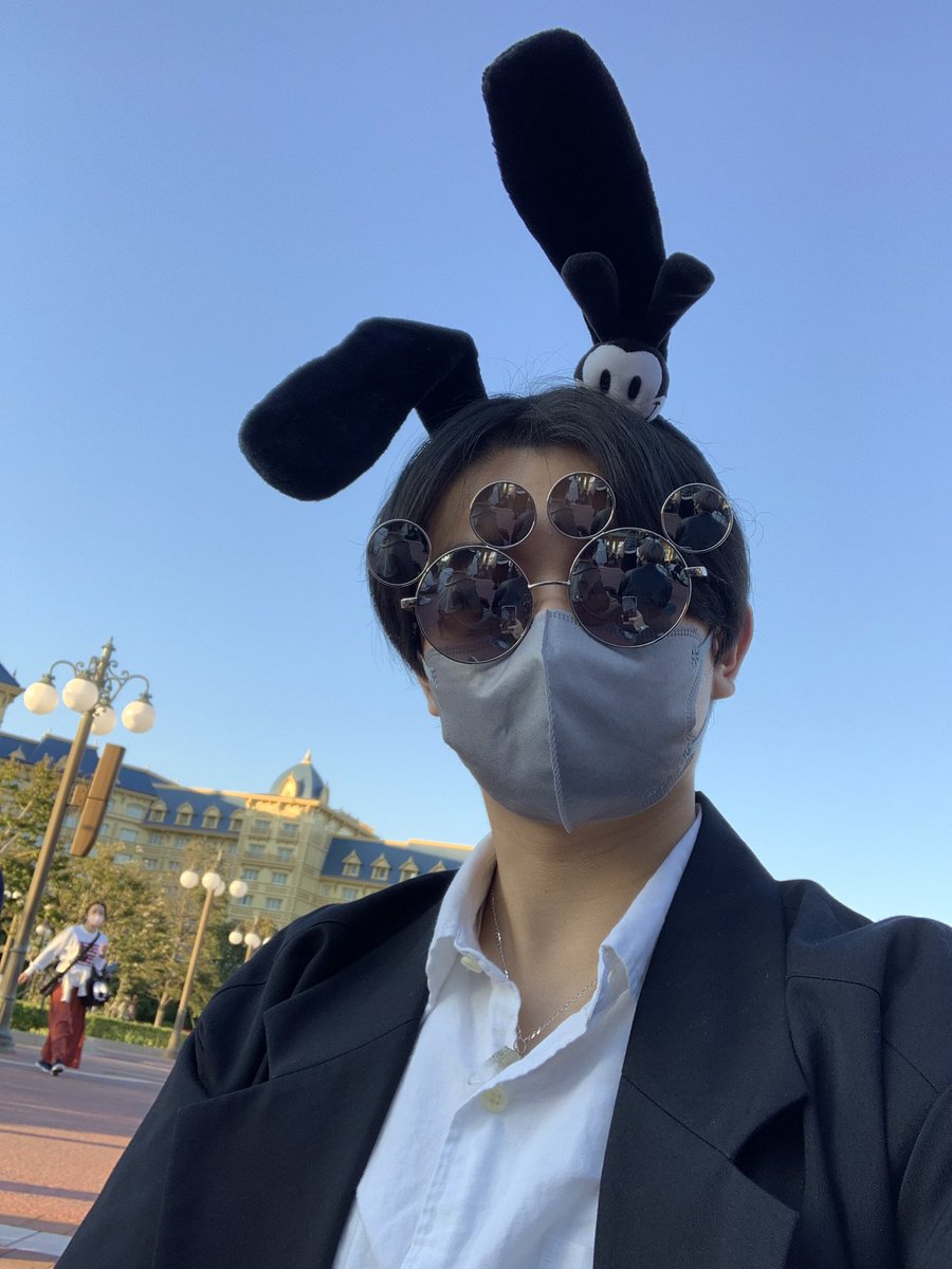hideight1's tweet photo. 僕は今日、死ぬまでにやりたかったシリーズの１つであるお一人様ディズニーを大学1,2限終わった後に行って来ました。
昨日大学行く最中に思いついて、帰りにはチケット買ってた。ビバ行動力✌️ https://t.co/KsMXcdzLBx
