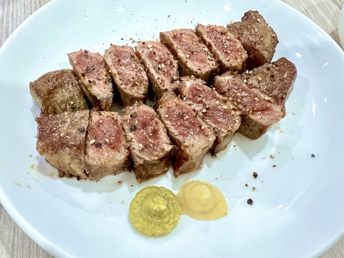 疲れた時は肉を喰らうのです...  スーパーで売ってるアメリカ産ミスジ、日本円で800円くらいのお品、を閉店前にお買い物に行って半額で買って、最近だいたいそれで生きてます... https://t.c