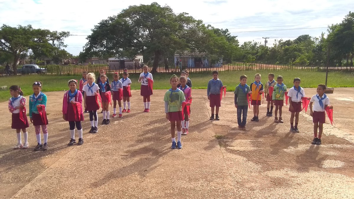 MixtoAbel1's tweet photo. En el día de hoy en nuestro centro se efectuó el cambio de atributos a los estudiantes de 3er grado, colocandoles la pañoleta roja. Todos con orgullosos con su nueva pañoleta roja. #CubaMined @DirectorMunici2 @elsa_ena @Eugeniocubano @DmeArtemisa @pineda_lien https://t.co/VmT3URUwjS