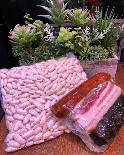 AlbesimGourmet's tweet photo. ¡Por fin llega el tiempo de Cuchara!🫕🍲🥄
Aprovecha nuestras Fabes y Verdinas a un precio muy especial y con regalos incluidos💃🥳
Te esperamos en C/Marcenado 1
#fabes #verdinas #compango #comerciodebarrio #comerciodecalidad #comerciotradicional #albesim #albesimgourmet https://t.co/evv7KOGJsg