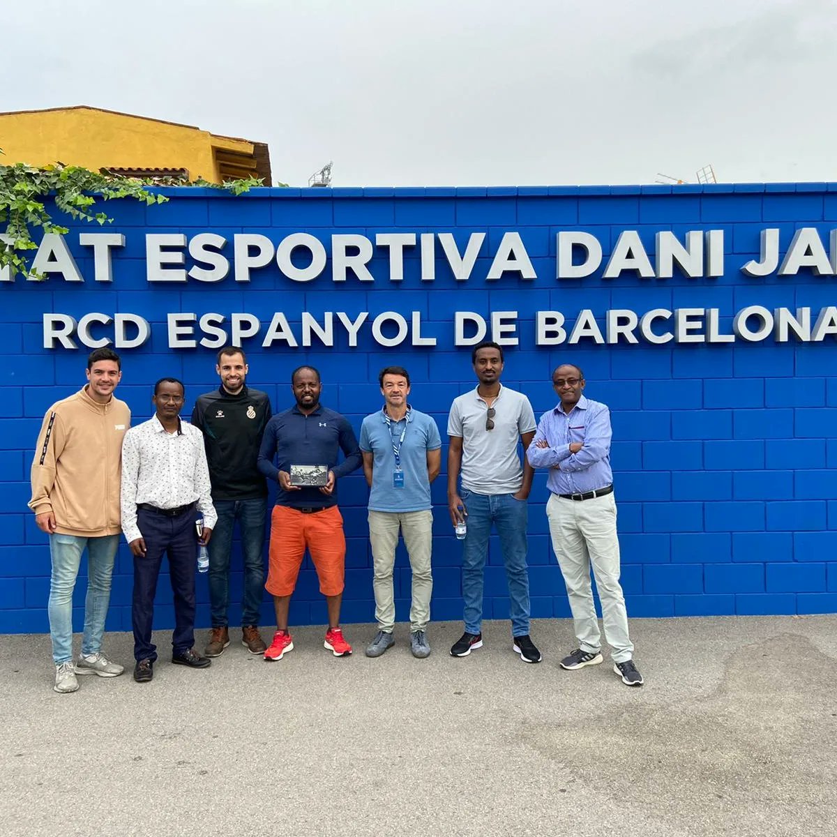 AccedeCoop's tweet photo. ✅️ Hay nuestro presidente de EthioGavà,Yimer Haile ha estado en el Instituto Escuela GavàMar Con el centro ACCeDE trabaja a través del programa de servicios comunitarios
🟢 También se ha visitado la Ciutat Esportiva Dani Jarque del RCD Espanyol

#cooperación #deporte #educación https://t.co/buDSLFLbY6