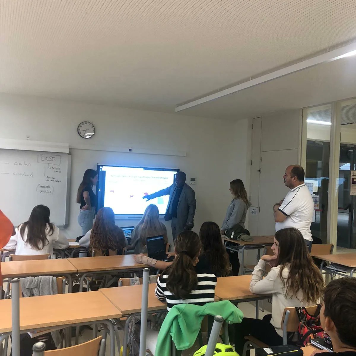 AccedeCoop's tweet photo. ✅️ Hay nuestro presidente de EthioGavà,Yimer Haile ha estado en el Instituto Escuela GavàMar Con el centro ACCeDE trabaja a través del programa de servicios comunitarios
🟢 También se ha visitado la Ciutat Esportiva Dani Jarque del RCD Espanyol

#cooperación #deporte #educación https://t.co/buDSLFLbY6