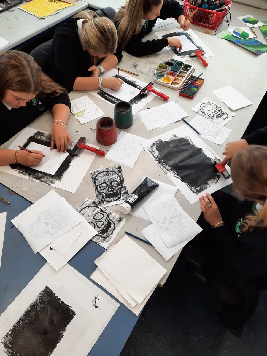MissFTrace1's tweet photo. Year 9 explored the technique of monoprinting in response to skulls in the Day of the dead style. We discussed their success and areas to improve when using ink afterwards. Da iawn pawb! @1Penydre @PYD_ARTofficial @PenydreDRAMA https://t.co/mM0U8BjonG