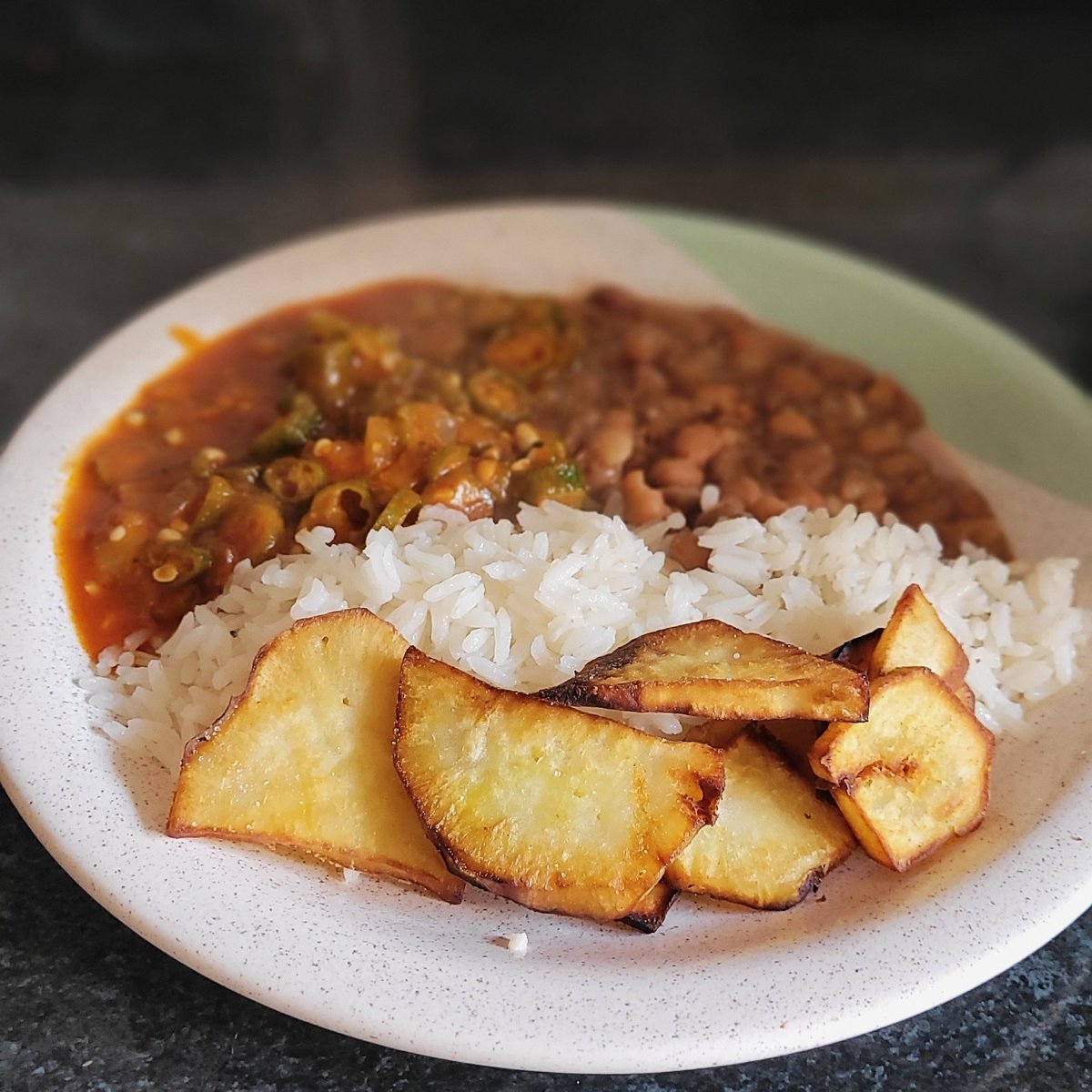 pfmirand's tweet photo. #pratosreais quiabo com molho de tomate, arroz branco, feijão e batata doce pré cozida e depois frita no azeite 🍛✨️
#vegfood #comidasimples #vegetariana https://t.co/W1PVadynOw