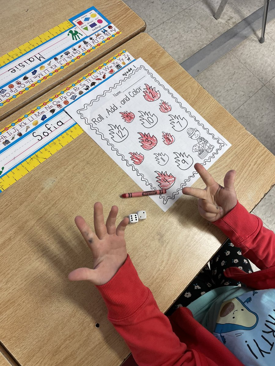 lijoneslearn's tweet photo. Practicing our counting skills with dice! @pineriveres https://t.co/EyCShg5tCA