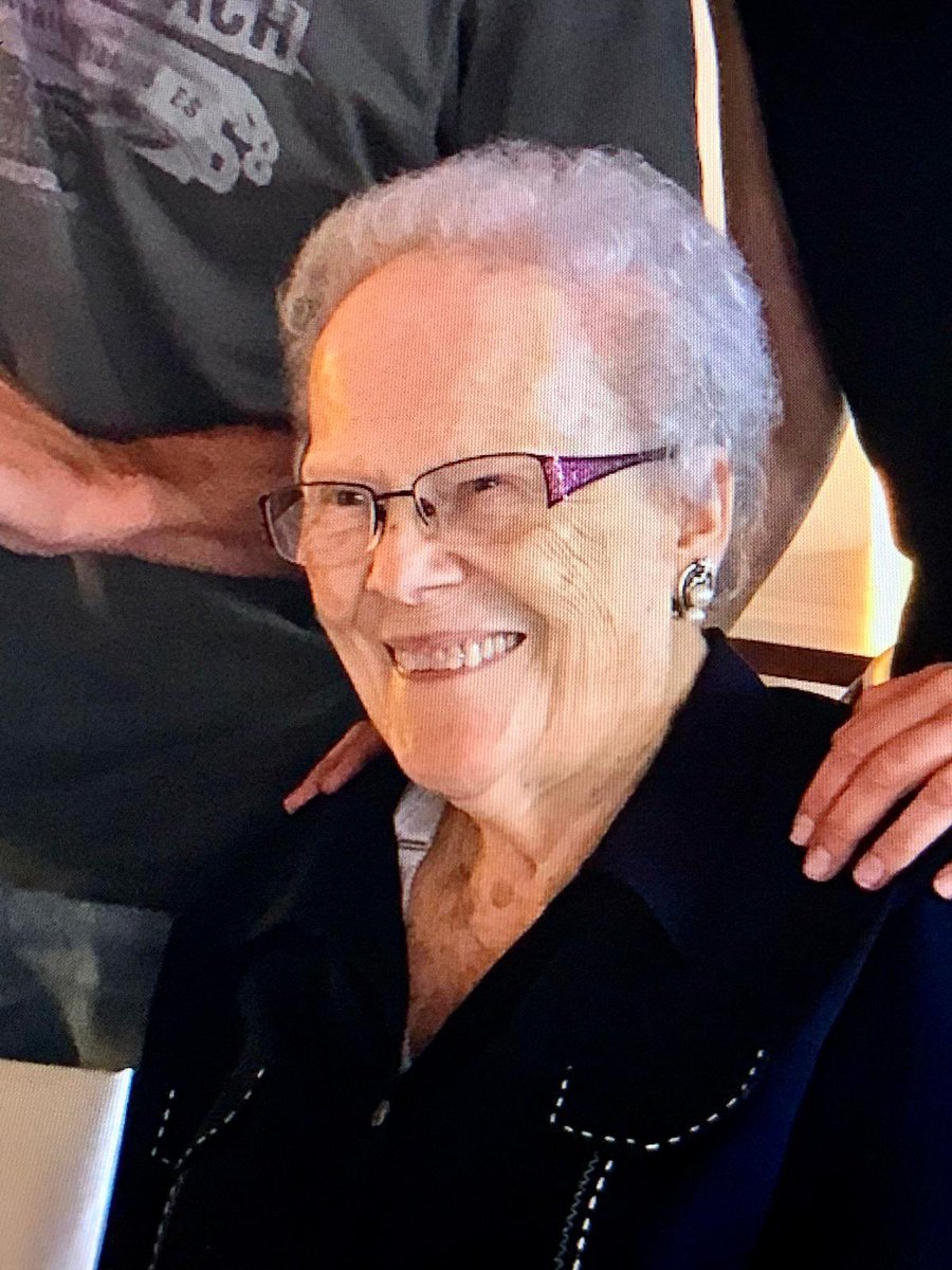 Ens ha deixat la meva mare els 95 anys,la dona que em va ensenyar amb a el seu exemple a estimar i a treballar. Gràcies per tant Consuelo.