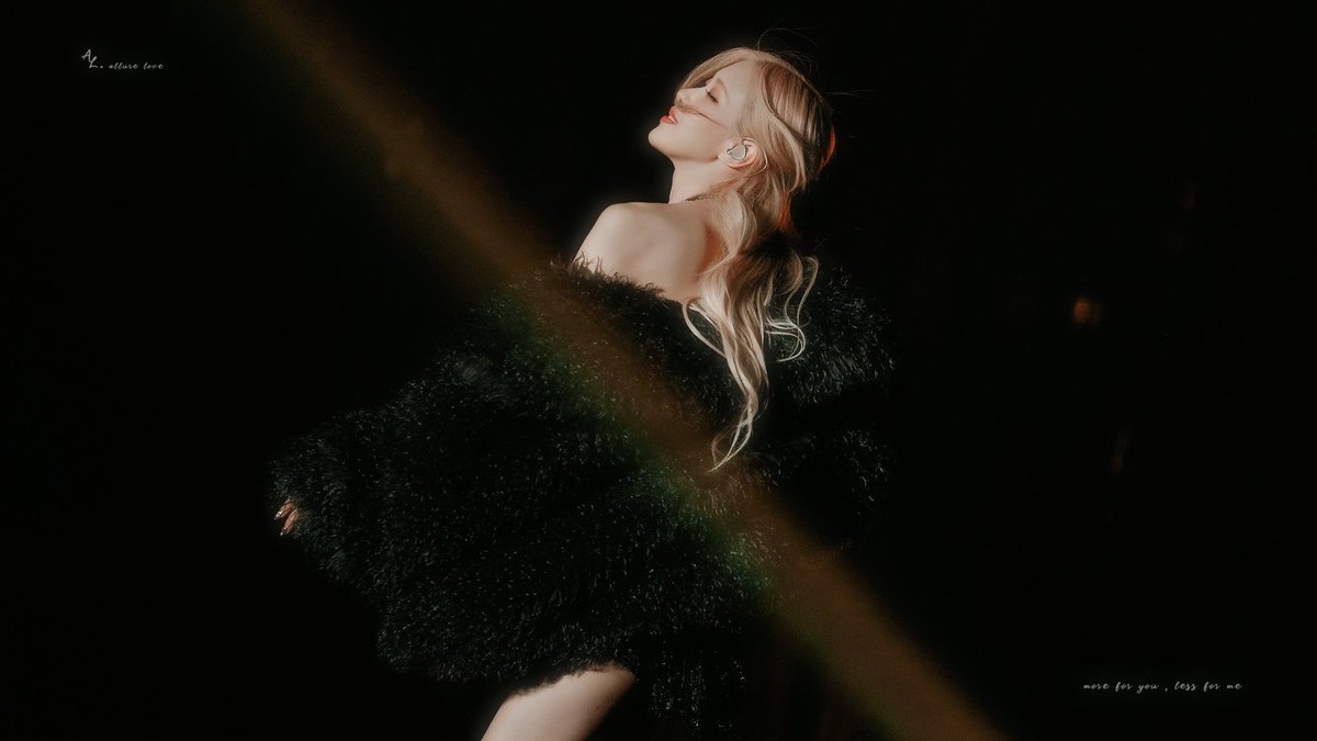 blackpinkbabo's tweet photo. Rosé said wearing the fur coat during her solo stage was her idea 🥰 @Blackpink https://t.co/ayTK6QfgiR