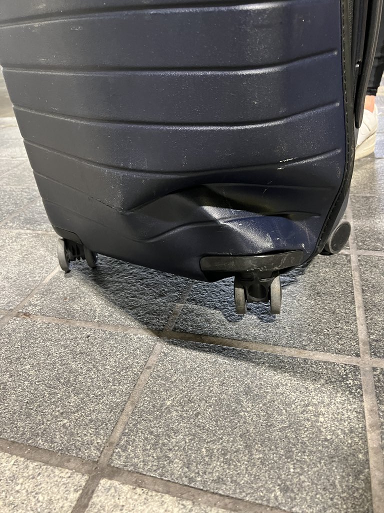 Jillemmy's tweet photo. @Delta this is how you treat gate claim bags?! Come on… (DL 5199 JFK-BWI) good thing @away has a lifetime policy 🙏🏼 https://t.co/ljUfKw0ktb