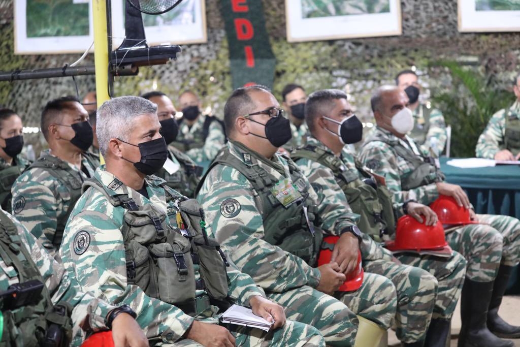 DigesaludFANB's tweet photo. #Enterate El GJ @vladimirpadrino expresó: ¡Listos para continuar con la jornada! Afinando las estrategias de esta operación con la Autoridad Única y los Jefes de Sectores de #LasTejerías. La Milicia Bolivariana en primera fila. ¡Integración y Trabajo!. https://t.co/Frot6AZH3E