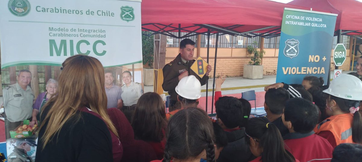 Carabineros de la Oficina MICC de la 4ª Comisaría #Quillota enseña a los niños y niñas de la Escuela México sobre educación vial. La actividad se desarrolla en conjunto con la Comisión Nacional de Seguridad y Tránsito CONASET.
