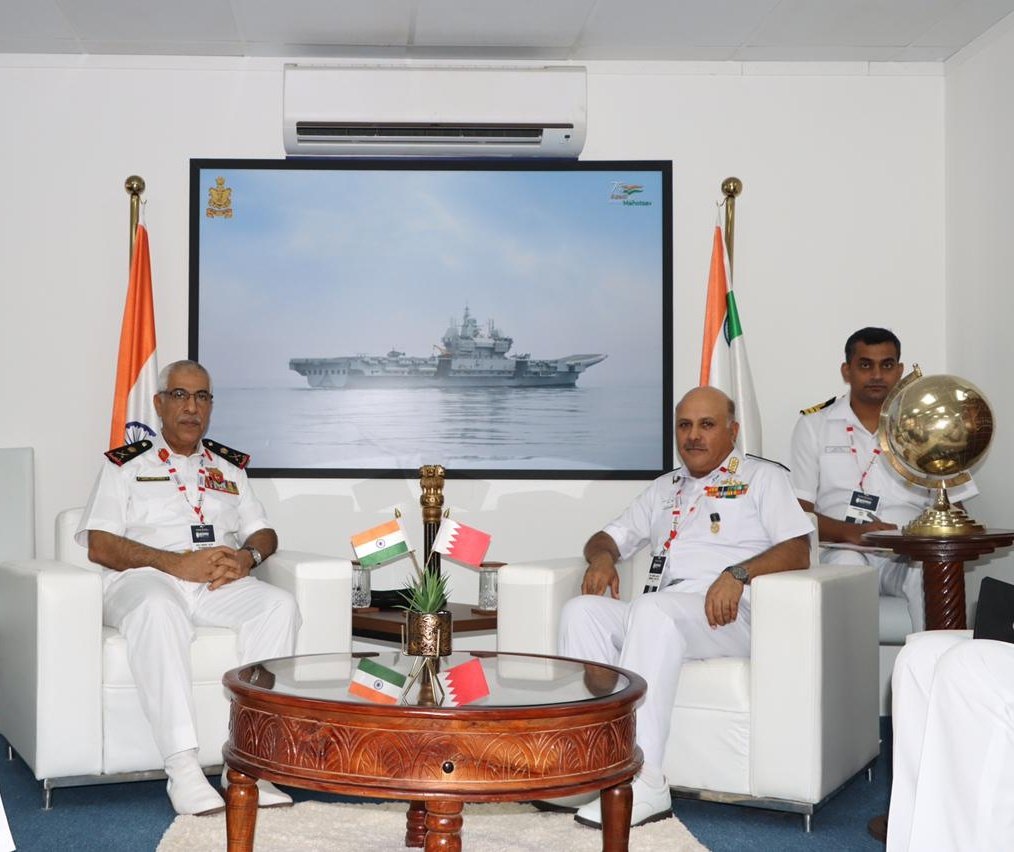 indiannavy's tweet photo. #DefExpo22
RAdm Salah Mohamed Hijres, Deputy Cdr #BahrainNavy met VAdm Sanjay Mahindru #DCNS on 20 Oct 22. The interactions spanned a wide canvas of naval engagements & new avenues for enhancing ops interactions in the #maritime domain.
#India🇮🇳-#Bahrain🇧🇭
#BridgesofFriendship https://t.co/1yS9JvqSdw