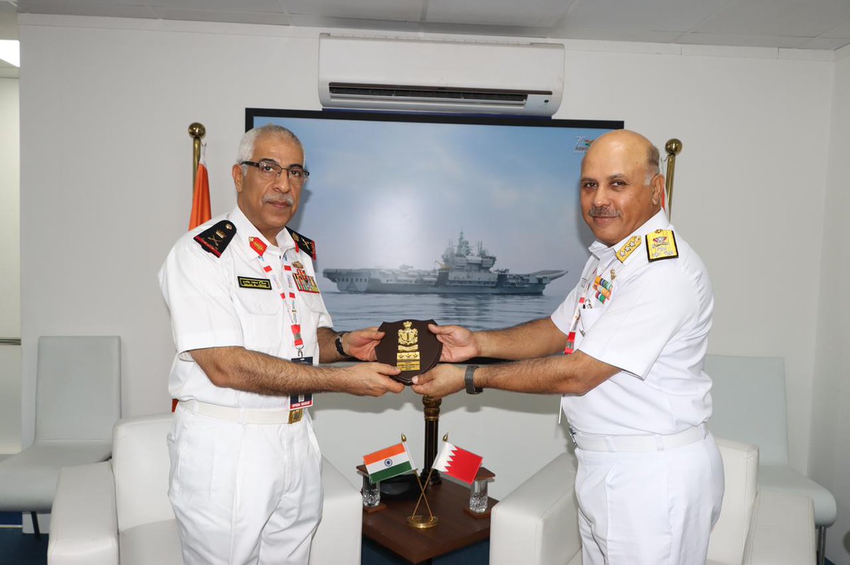 indiannavy's tweet photo. #DefExpo22
RAdm Salah Mohamed Hijres, Deputy Cdr #BahrainNavy met VAdm Sanjay Mahindru #DCNS on 20 Oct 22. The interactions spanned a wide canvas of naval engagements & new avenues for enhancing ops interactions in the #maritime domain.
#India🇮🇳-#Bahrain🇧🇭
#BridgesofFriendship https://t.co/1yS9JvqSdw