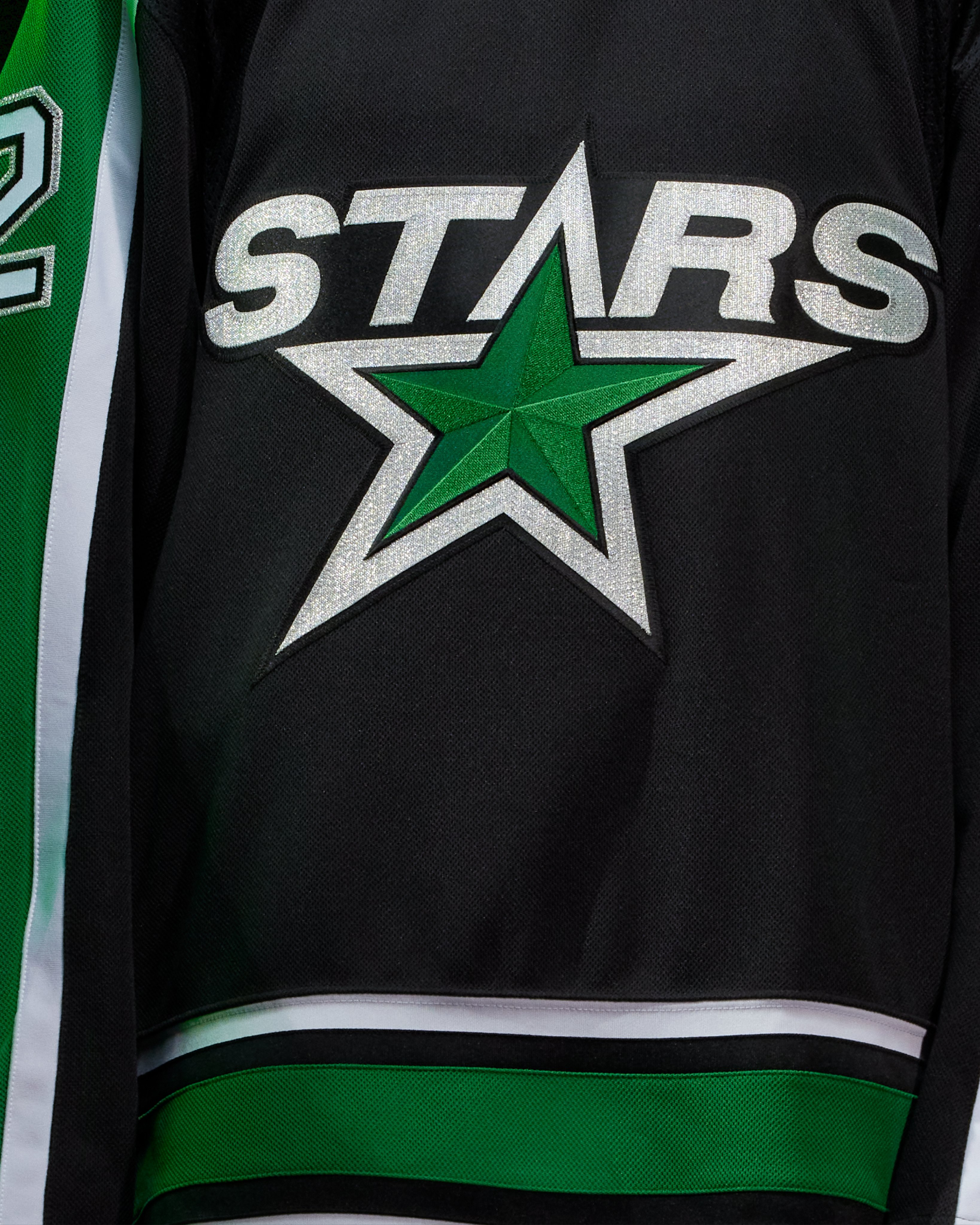 NHL on X: The @DallasStars have busted out the #ReverseRetro threads! ⭐️  The design honors their inaugural 1993-94 season and is remixed with the  club's current colorway with Victory Green plus white