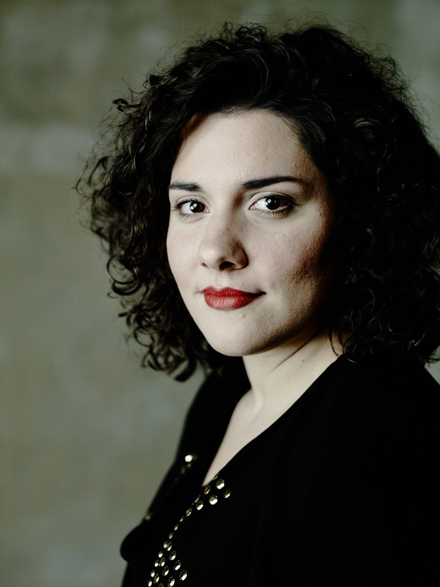 oper_stuttgart's tweet photo. Diana Haller geht fremd – und wir gehen mit! Ensemblemitglied @dianahaller wird gemeinsam mit Vlad Iftinca nächsten Mittwoch beim Spoken Arts Festival in einem Liederabend im @Theaterhaus durch die Musik der 20er Jahre führen. Absolute Empfehlung von uns! https://t.co/Rc9ph0LHEz https://t.co/dMGOktCAov