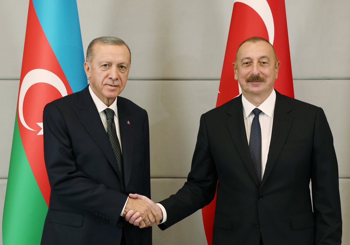 Le Président @RTErdogan a été accueilli avec une cérémonie officielle par son homologue azerbaïdjanais Ilham Aliev dans la ville Cebrayil de l’Azerbaïdjan.
