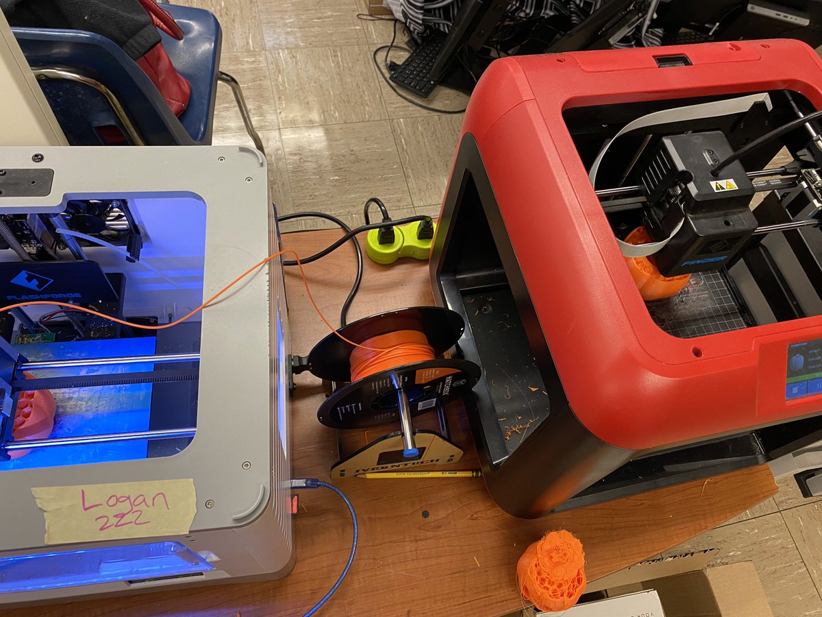 All @TreMontessori machines are humming this morning ♥️ Printing pumpkins and making @OhioFLL robotics t-shirts @CLEMetroSchools