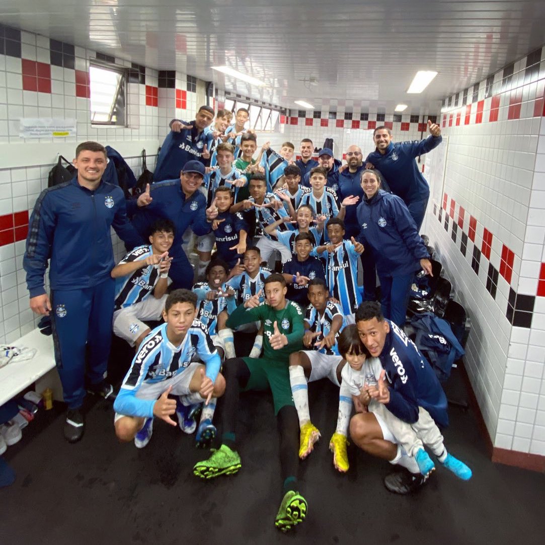 Hoje, 20, a categoria sub-13, da Área de Formação, garantiu a classificação para a final da <a href="/bgprime_/">BGPRIME®️</a> diante do Athletico-PR, após vitória por 2 a 1. Para a partida final, a equipe do Grêmio aguarda o adversário da semifinal entre Avaí e Novo Hamburgo. 🇪🇪