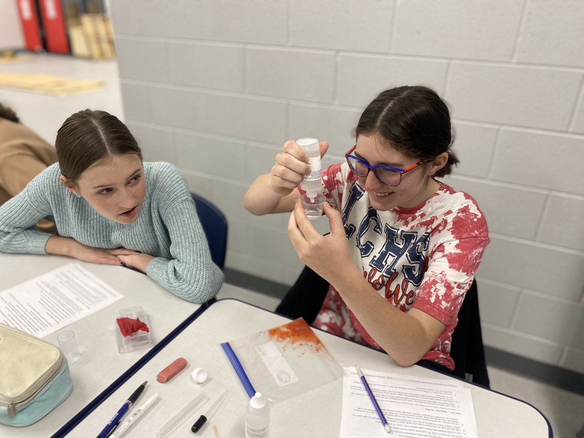 MrsGs_Classroom's tweet photo. 1st block Honors Agriscience extracting DNA from strawberries today using physical and chemical separation! #caseafnr @SumnerCountyCTE @LCHSWolves https://t.co/nhd3Z84VHJ