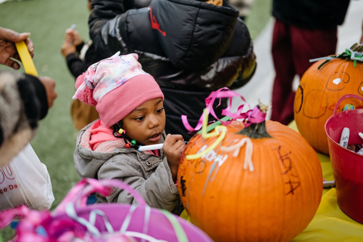 Don't miss Cider in the City at #BeaconParkDetroit! 🧣☕️ This weekend is your last chance to enjoy seasonal family fun activities, horse-drawn hayrides, live music, #pumpkin picking and enjoy the game on our big screen (looking at you football lovers). 🏈 

#DTE <a href="/DowntownDet/">Downtown Detroit Partnership</a>