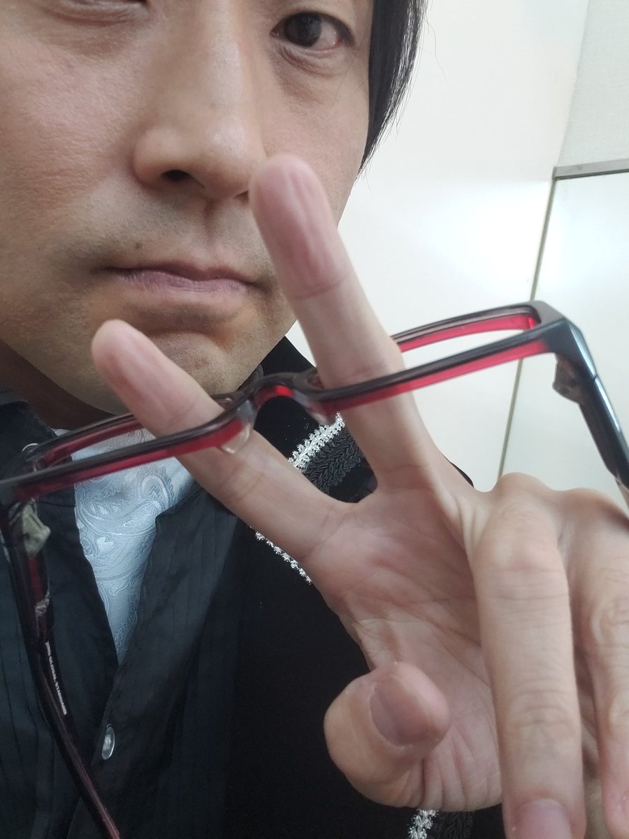 EisukeIke's tweet image. 配信中に言いましたが正解のひとつ。
村1公演から国境騎士団長でかけていたメガネ、ついにレンズを抜いたのでした。
#人狼TLPT
#Lab_D