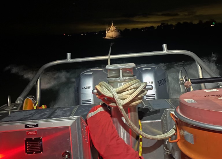 USCGGreatLakes's tweet photo. Bravo Zulu to an RB-S crew from @USCG Station St Clair Shores, MI, who freed a 35-foot live-aboard sailboat that ran aground last night near Harsens Island at the south end of the #StClairRiver, then safely towed it to #Algonac. #Teamwork #GreatLakesBoatingSafety https://t.co/2eTywyHnUc