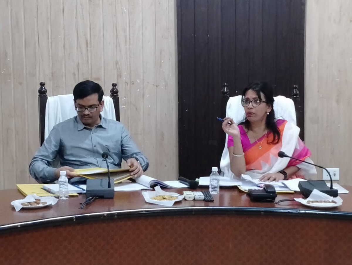 Dmpilibhit's tweet photo. मा. मंडला आयुक्त महोदया की अध्यक्षता में पीस कमेटी की बैठक हुई संपन्न।

अपवाहों पर न दे ध्यान,त्योहारों के दृष्टिगत बाजार में ई-रिक्शा व चार पहिया वाहन रहेंगे प्रतिबंधित एवं साफ-सफाई कराने के दिए सम्बन्धित को निर्देश। @UPGovt @CMOfficeUP @myogioffice @InfoDeptUP https://t.co/huvOJAnNmT