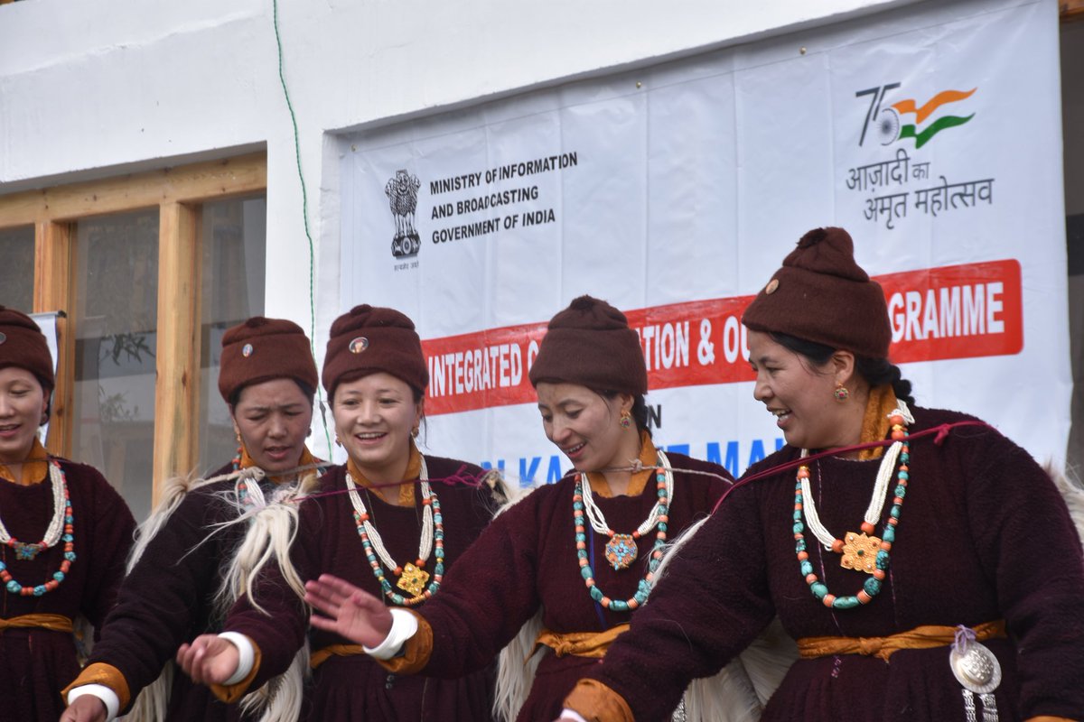 CBCAnantnag's tweet photo. Local cultural troupe presented cultural programmes displaying the amazing culture of #Zanskar. Students participated in #OpenQuiz and elocution showcasing their talent. Winners were felicitated at the conclusion of the programme.
@laacl_utladakh @DIPR_Kargil @ladakh https://t.co/Tf3egqbs6E