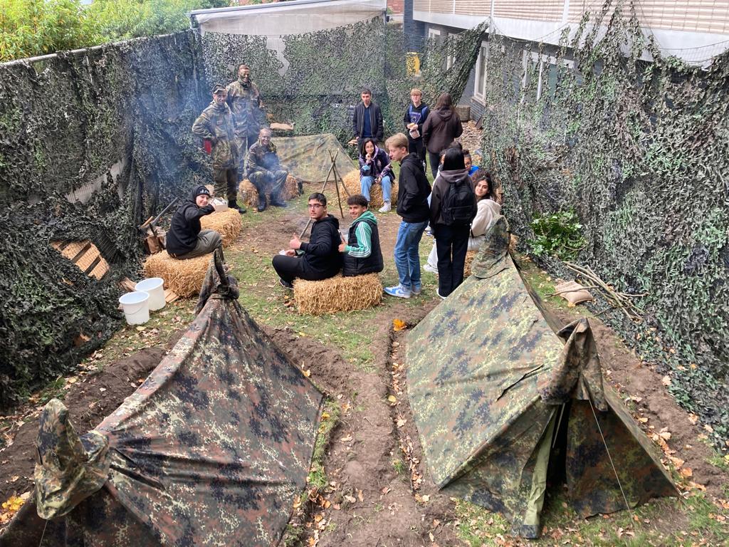 PIZ_Personal's tweet photo. Noch bis zum 22.10.2022 wird das #Karrierecenter der #Bundeswehr in #Duesseldorf zur Event-Fläche. Mit Expertenvorträgen, zivilen Berufsmöglichkeiten, Einsatzfahrzeugen, Biwak und vielem mehr, geben unter anderem die Sanität, das Heer, die Marine Einblicke in ihre Tätigkeiten. https://t.co/Rl98lqUZk5