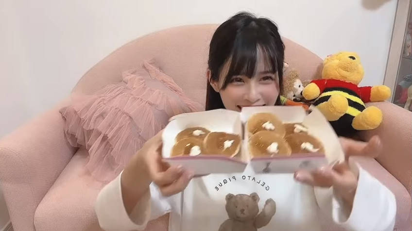 choco00anmitu's tweet photo. なっちゃん初の動画投稿お疲れ様でした🍯
もう可愛いがいっぱい詰まった動画で天使過ぎました！！
パンケーキを美味しくもぐもぐしたり
ココアを決めポーズして飲んだりるんるんだったり
可愛いのテーマパーク(*´꒳`*)🧡

ばばなつみの甘い魅力満載の動画、次回も楽しみです🥞✨
 #ばばなっちゃん動画 https://t.co/ZZHhP6PGJZ