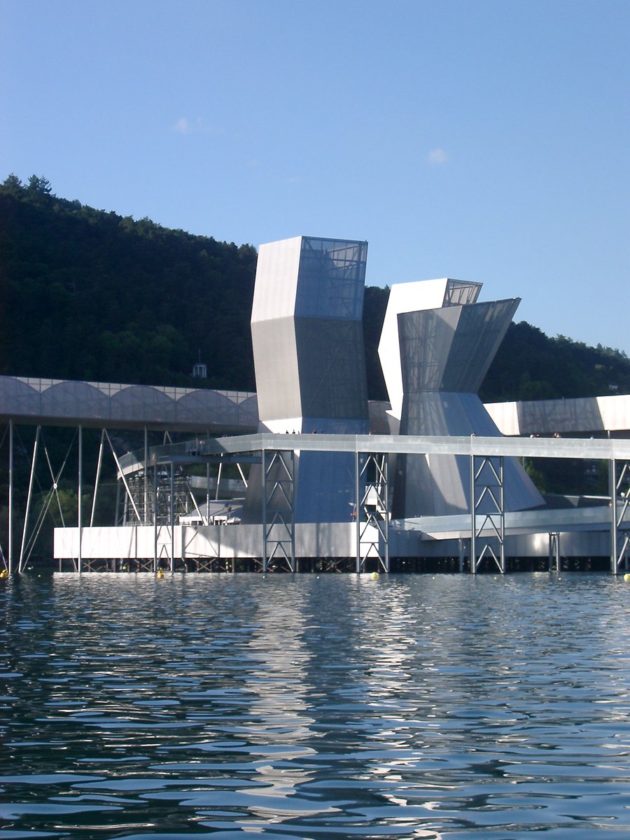 BielBienne_off's tweet photo. Il y a 20 ans, #Expo02 fermait ses portes. Entre le 15 mai et le 20 octobre 2002, plus de 10 millions de personnes avaient visité les Arteplages de #Bienne, Morat, Neuchâtel et Yverdon-les-Bains. Des plaques commémoratives ont été posées aujourd'hui. https://t.co/ztb8U36hOy https://t.co/gJRkJBJmxb