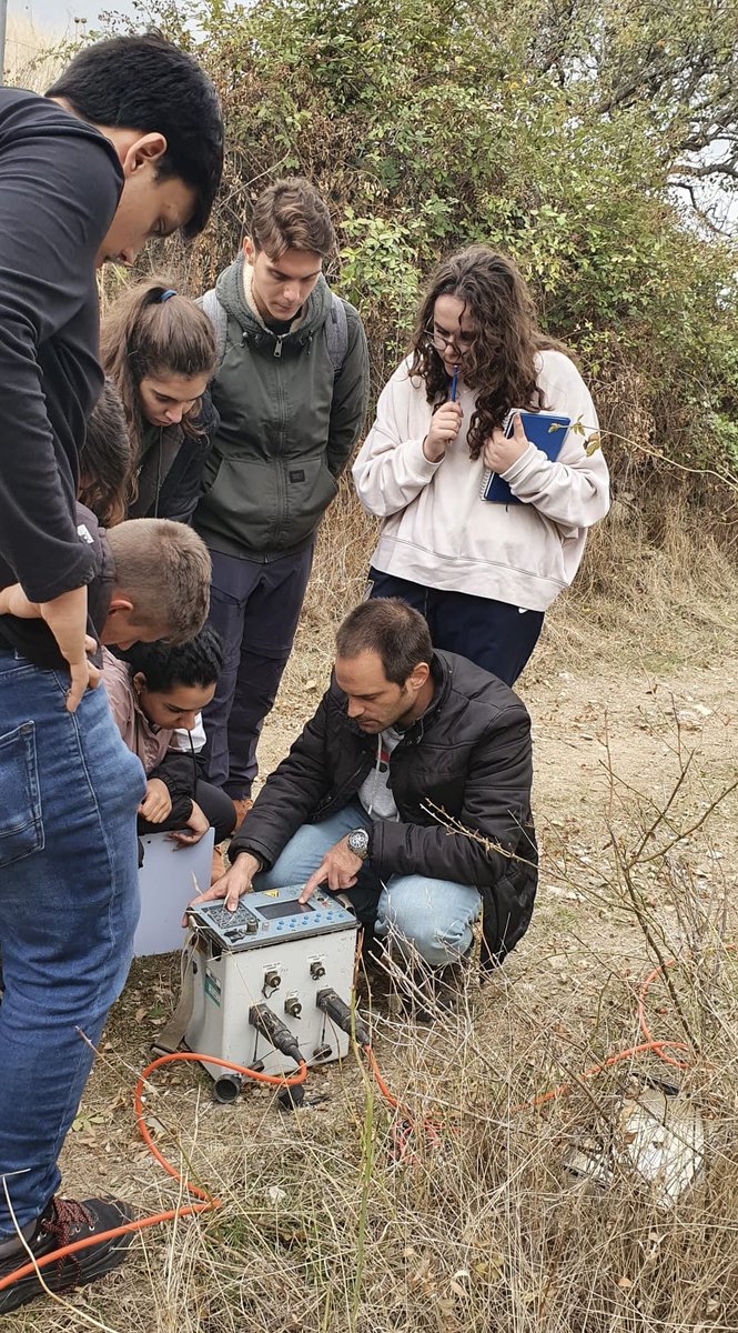 Pilar_Llanes_'s tweet photo. Fran Martínez es el nuevo fichaje de @geologicasUCM en el grupo de Geofísica. Fran, Doctor por la Universidad de Granada, participa en el proyecto @GoletaUgr. En la foto enseña a los alumnos de 3 GIG a adquirir un perfil de tomografía eléctrica. https://t.co/QwKDzOrOhT