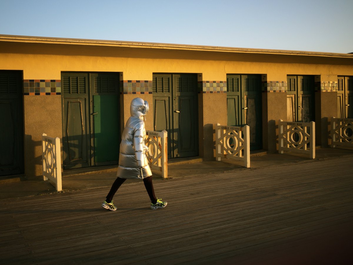 DeauvilleFr's tweet photo. IL EXPOSE A #PLANCHES #CONTACT
Jean-Christophe Bechet, photographe en résidence, a réalisé à #Deauville un travail tout en argentique, dans lequel il l'imagine comme un théâtre.
👉 https://t.co/zrtAiYyrWV
#festival #photo #bechet #indeauville #photography #normandie #normandy https://t.co/p9D4G6hTQv
