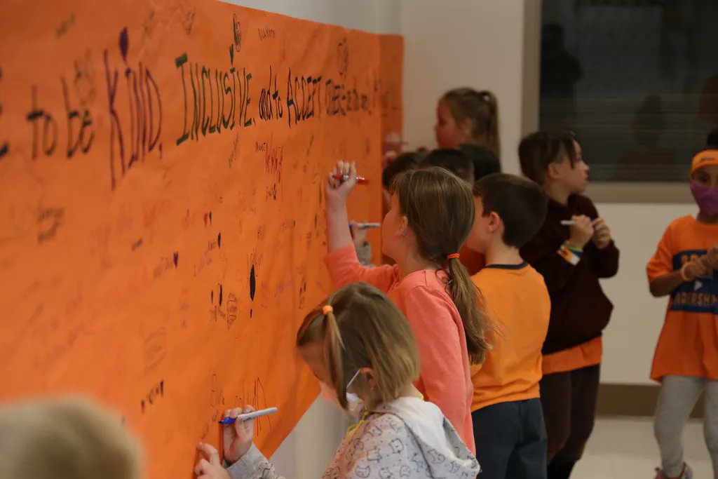 LindberghFlyers's tweet photo. Yesterday was Unity Day and schools around the district celebrated by wearing orange!  Unity Week was created to spread kindness, acceptance and inclusion. Featured is staff and students from ECE, Dressel, Long, and Kennerly. #WhyWeFly #FlyKind #BeTheGood https://t.co/VSF8ZQodiz