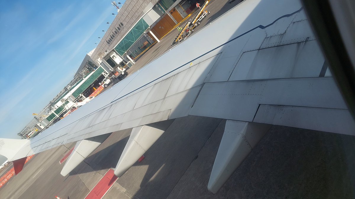 PeachSlap_'s tweet image. 27 años, primera vez que vuelo en solitario, aprovechando para conocer personas que han estado dia a dia conmigo en @NineLives_9L, y también a personas que me conocen por twitch, espero poder hacer cosas asi más seguido.