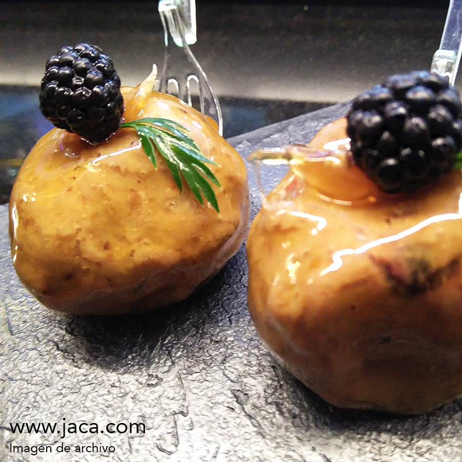jacapirineos's tweet photo. Esta noche arranca #Estefindetapas en #Jaca ... tras varios años sin poder disfrutar de la fiesta de las tapas y la micrococina de #Acomseja, desde hoy y hasta el domingo, podremos degustar el medio centenar de creaciones...
👉https://t.co/eeLx2L8was https://t.co/YKn3UZITTM