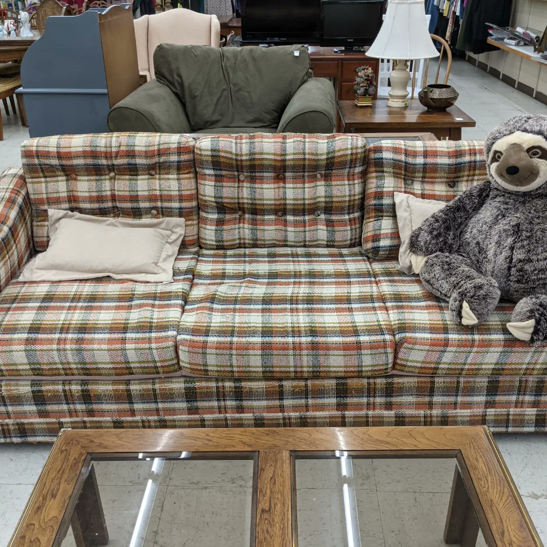 DropInnResale's tweet photo. Tables, chairs, end tables, desks, futon and more!!! Come and see!!!

#dropinncr 
#thrifting 
#HopeHelpHealing 
#blessingreaction https://t.co/rPxx0XEicl