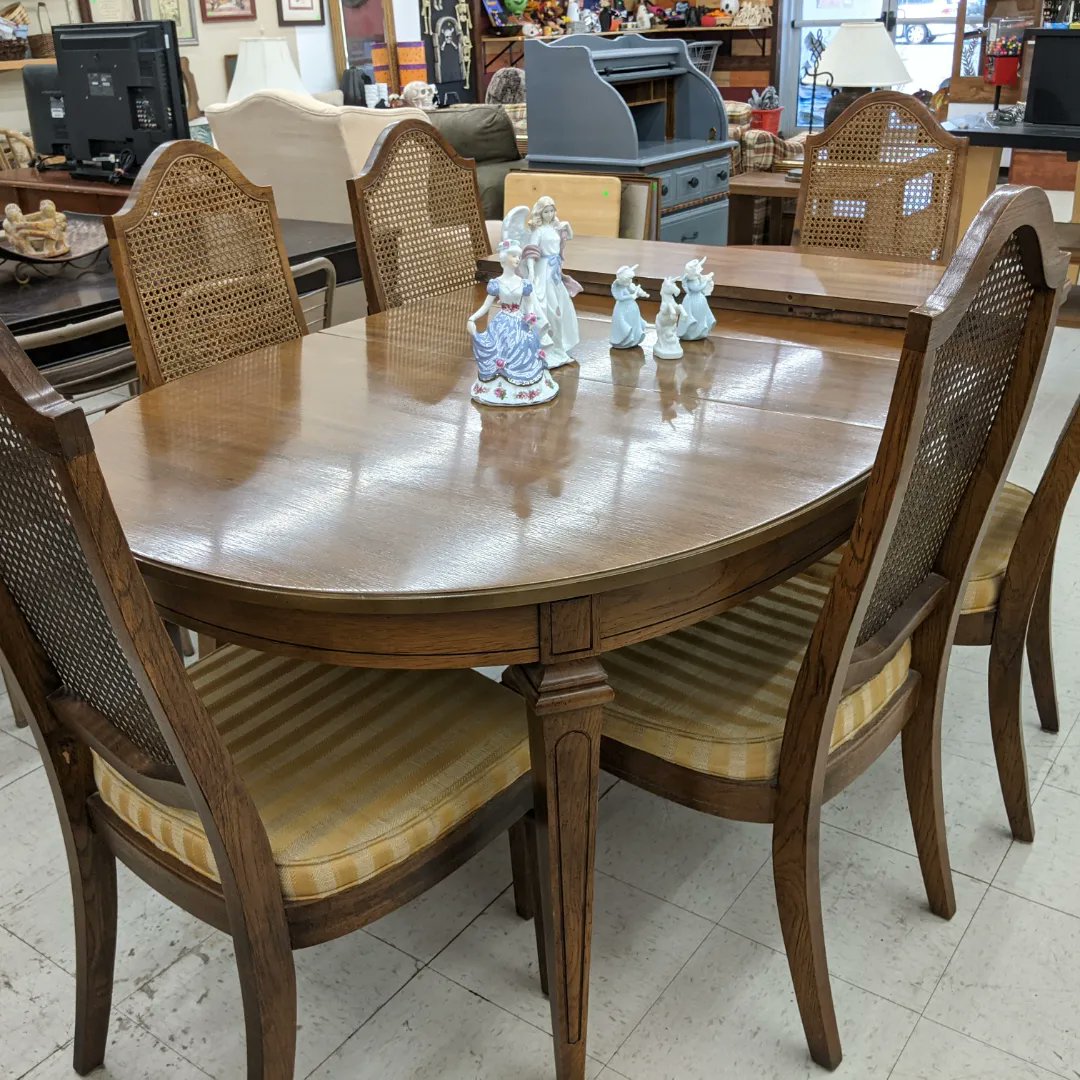 DropInnResale's tweet photo. Tables, chairs, end tables, desks, futon and more!!! Come and see!!!

#dropinncr 
#thrifting 
#HopeHelpHealing 
#blessingreaction https://t.co/rPxx0XEicl